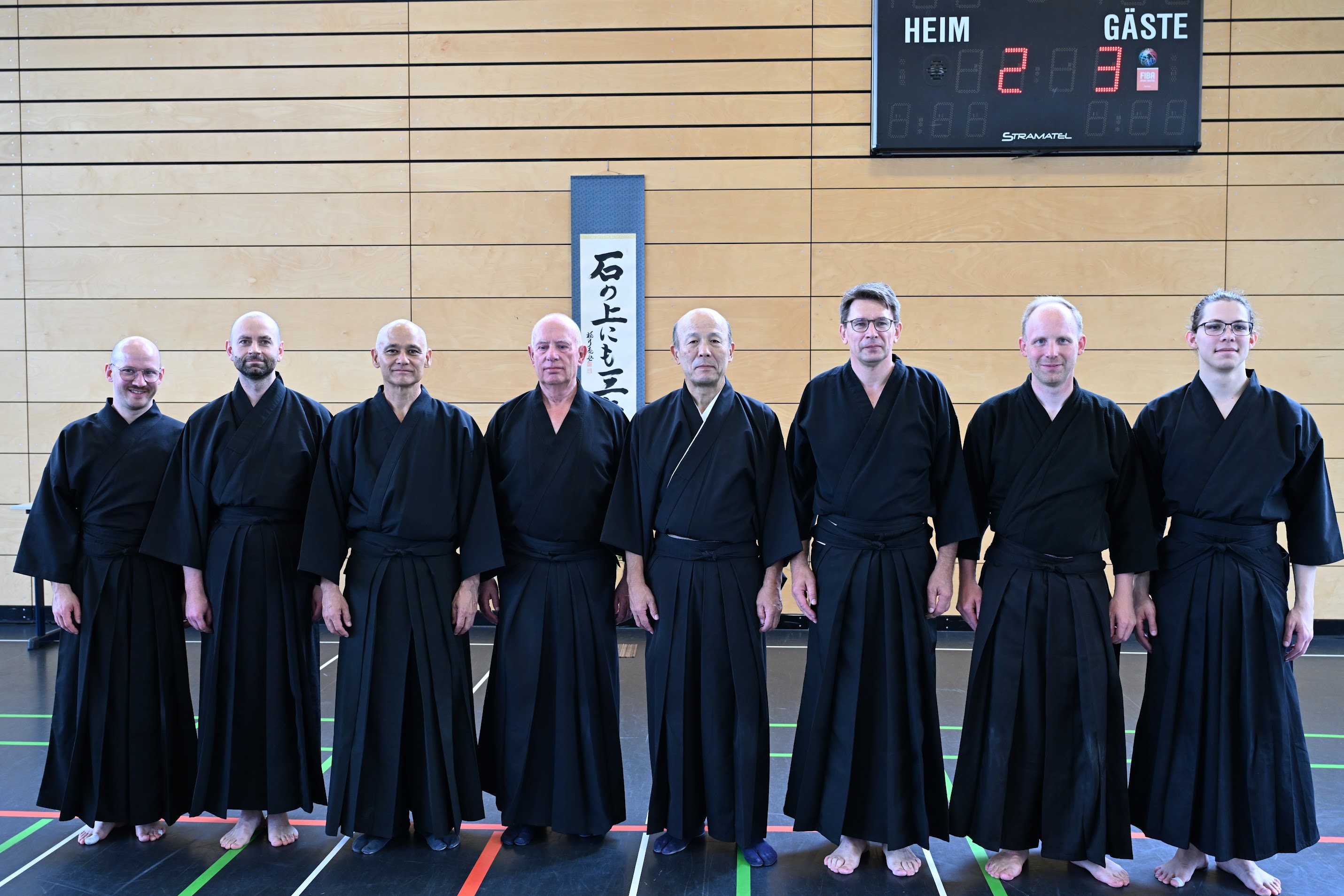 Gruppenfoto von Iaidoka aus Bielefeld und Dortmund mit Matsumoto Sensei und DeNoon Sensei